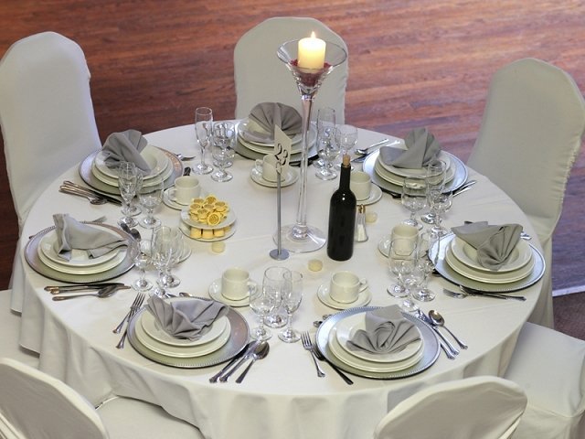 Popis produktu Ubrus, bílý  Rozměry: 230cm  1ks  Vratná kauce U tohoto produktu je v případě pronájmu vyžadována vratná kauce ve výši 100 Kč.