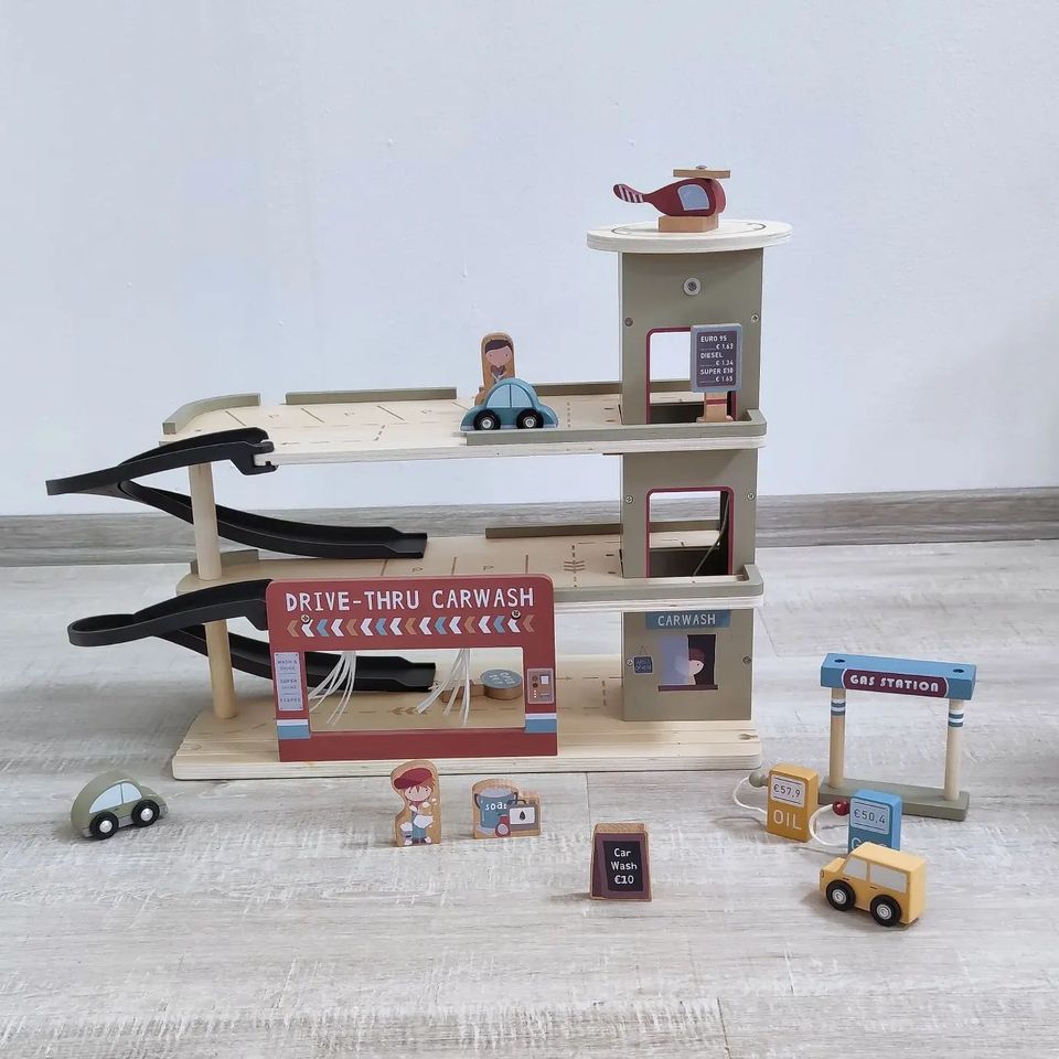 Třípatrová garáž s autíčky