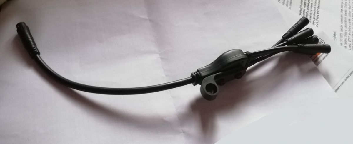 Střední kabel mezí motorem z elektrického pohonu k invalidnímu vozíku a ručky plynu a displejem