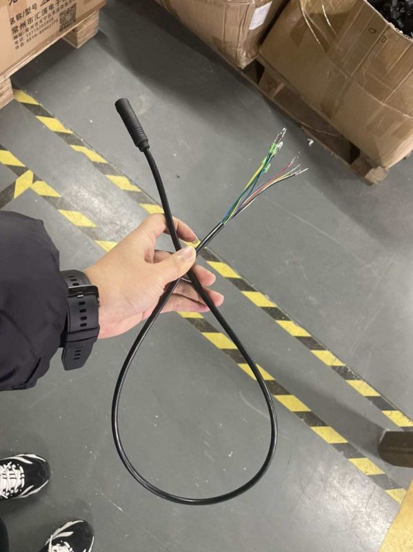 Středový kabel co propojuje  motoru a řidiči jednotku na elektricky pohon k invalidnímu vozíku