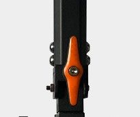 Oranžový šroub fixace z elektrického pohonu k invalidnímu vozíku